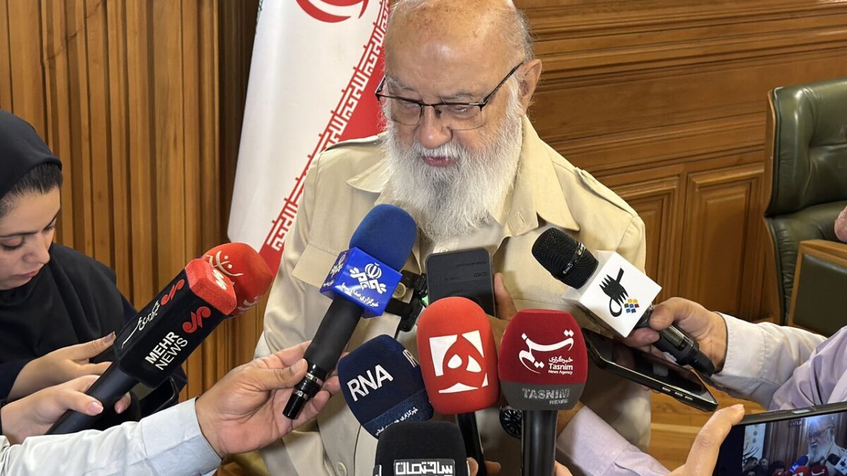 مهدی چمران در جمع خبرنگاران